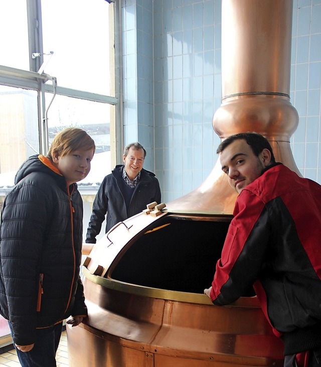 Praktikant Etienne Kammerer vom Hofgut...n der Elzacher Lwenbrauerei (rechts).  | Foto: Bernd Fackler