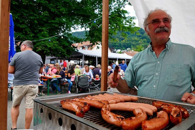 Traditionell wirten Vereine und Instit...der 2018 fr 10plus Wrstchen grillte.  | Foto: Ralf H. Dorweiler