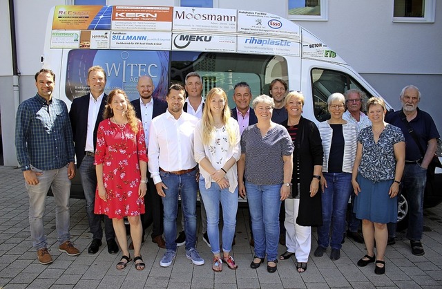 Einige der 62 Sponsoren mit Sabine Wl...on der Schule  vor dem neuen Kleinbus   | Foto: Karin Hei