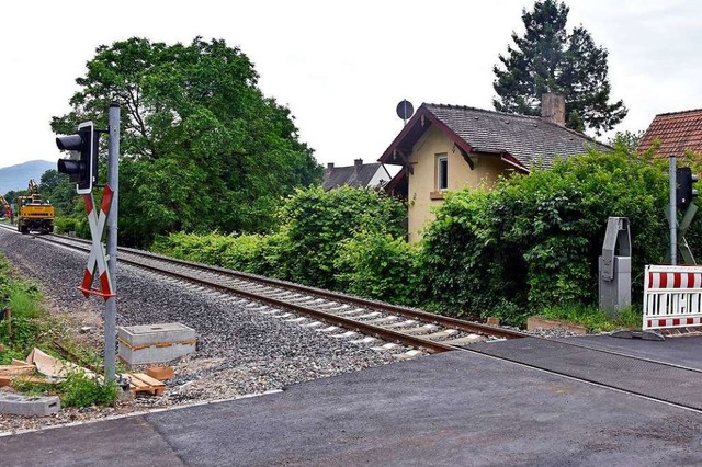 Das ehemalige Bahnwrterhuschen in Mooswald liegt direkt an den Gleisen.  | Foto: Michael Bamberger