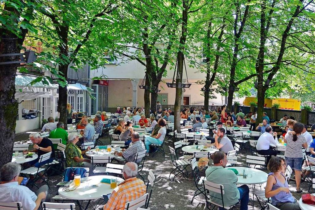 Mittagszeit im Feierling-Biergarten in...adt: in der Ferienzeit ganz entspannt   | Foto: Michael Bamberger