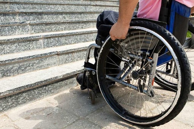 Schrge Stellen  bereiteten  Rollstuhl...e momentan noch Probleme (Symbolbild).  | Foto: peppi18-Fotolia.com