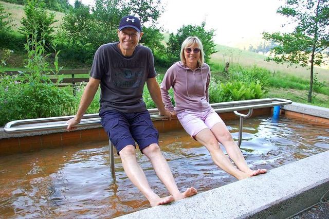 Fr die Kneippianer Robert Hetzl und M...er Wassertretstelle  deutlich zu warm.  | Foto: Wolfgang Beck