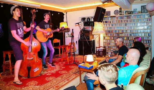 Stefan Feisst (rechts) in Begleitung v...abass begeisterten mit  Beatles-Songs.  | Foto: Sandra Decoux-Kone