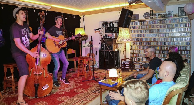 Stefan Feisst (rechts) in Begleitung v...bass begeisterten mit  Beatles-Songs.   | Foto: Sandra Decoux-Kone