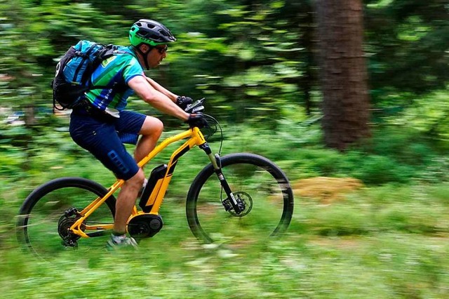 Unterwegs mit Untersttzung: Ein E-Mountainbiker im Schwarzwald  | Foto: Stefan Weienborn