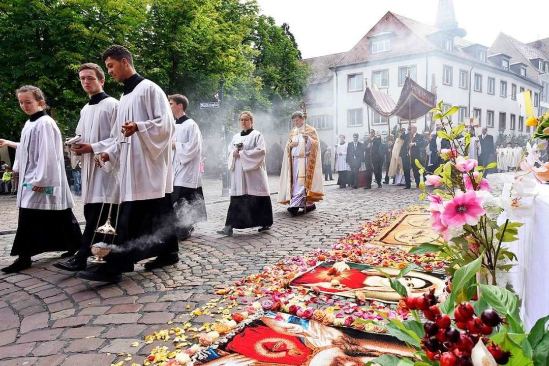 Zu Fronleichnam ziehen glubige Kathol...teppichen geschmckt sind. Archivbild.  | Foto: Thomas Kunz