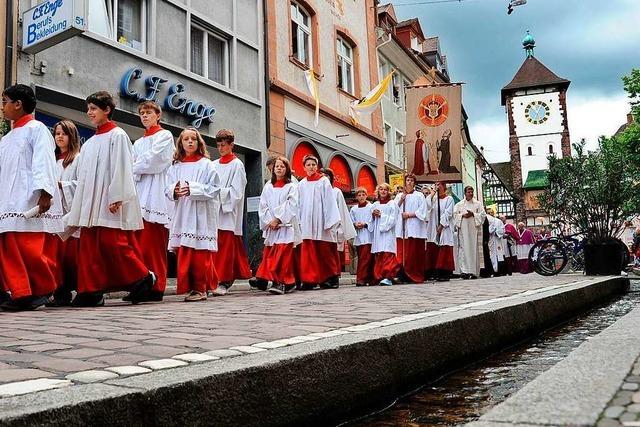 Der Fronleichnamszug in Freiburg hat eine lange Tradition und feste Ordnung