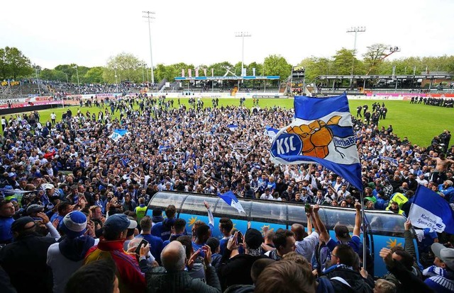 Fans aus Karlsruhe feiern im Stadin vo...ter den Aufstieg in die 2. Bundesliga.  | Foto: Friso Gentsch (dpa)