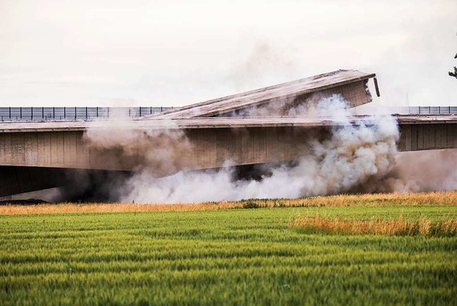 Teilstck von alter Neckartalbrcke gesprengt  | Foto: Andreas Arnold (dpa)