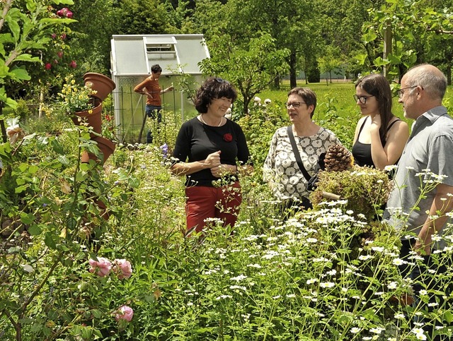 Rita Dauenhauer (links) prsentierte i...b den Gartenfreunden wertvolle Tipps.   | Foto: Horst Dauenhauer