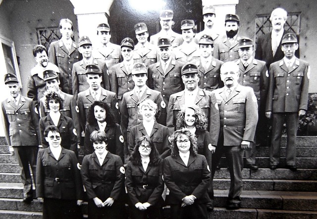 Das Schwarz-Wei-Foto zeigt DRK-Mitgli...eobald Fritz (hintere Reihe, rechts).   | Foto: Gertrud Rittner