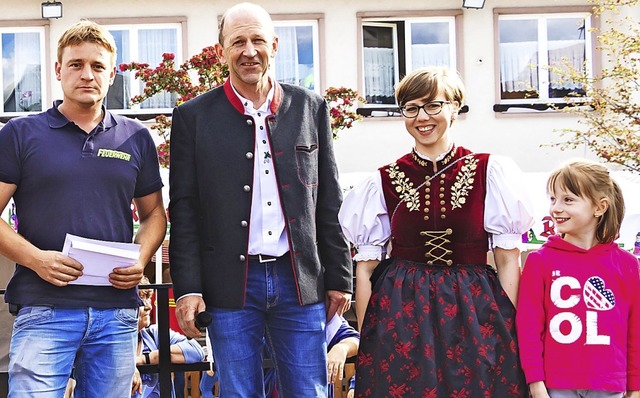 German Friedrich von der Feuerwehr nah...mitee und Glcksfee Paulina entgegen.   | Foto: Wilfried Dieckmann