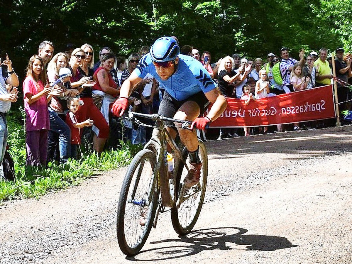 Bei jeder Runde seines Weltrekordversuchs in Wehr wurde Ultra-Biker Kai Saaler von den Zuschauern gefeiert.