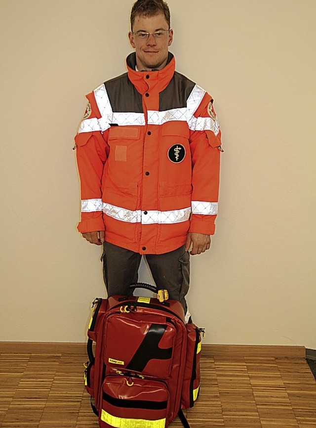 Der Helfer vor Ort der Stadt Brunling...r mit dem neuen Erste-Hilfe-Rucksack.   | Foto:  Ferdinand Harich