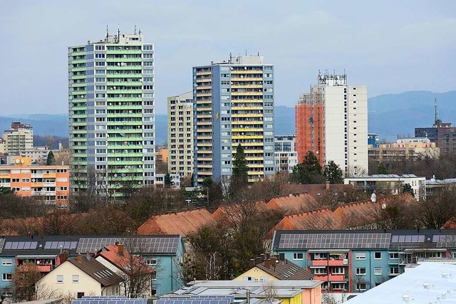 Der Freiburger Stadtteil Weingarten ha...rozinger Strae eine markante Skyline.  | Foto: Ingo Schneider