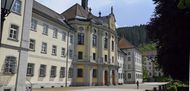 Die Eingangsfront des Kollegs St. Blas...s hinten das Haus des Mdcheninternats  | Foto: Sebastian Barthmes