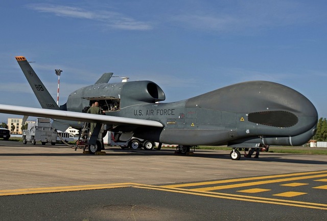 Eine Drohne vom Typ RQ-4A Global Hawk ... Militrsttzpunkt der USA in Italien.  | Foto: Staff Sgt. Ramon Adelan (dpa)