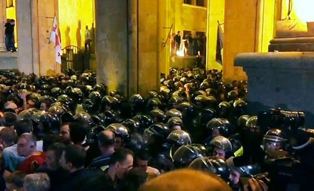 Polizei und Demonstranten stehen sich ...11; Minuten spter eskaliert die Lage.  | Foto: Uncredited (dpa)