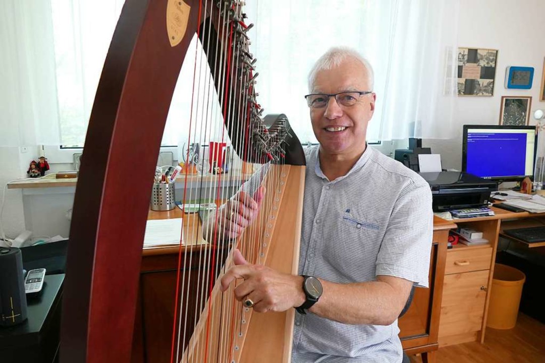 Rainer von Oppen an der keltischen Harfe  | Foto: Silas Schwab