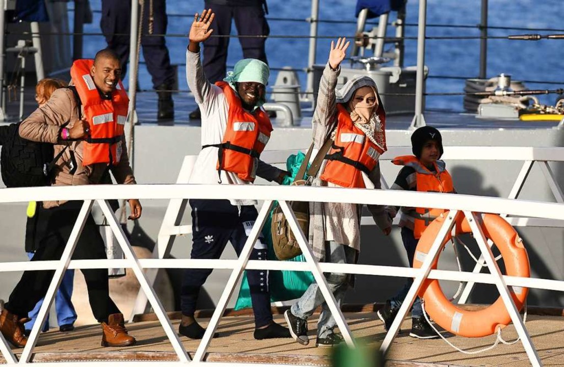 Gerettete Menschen an Bord der &#8222;Sea Watch 3&#8220;. Archivbild.  | Foto: MATTHEW MIRABELLI