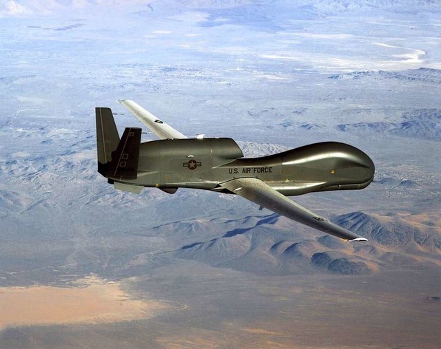 Archivbild einer unbenannten US-Drohne der Bauart  RQ-4 Global Hawk.  | Foto: HANDOUT (AFP)