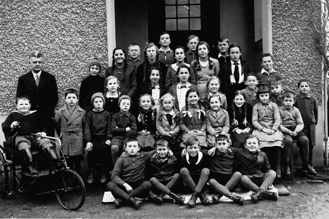 Das Klassenfoto zeigt  Max Zimmers Ein...ich rechts neben Lehrer Schundelmeier.  | Foto: Hannes Lauber