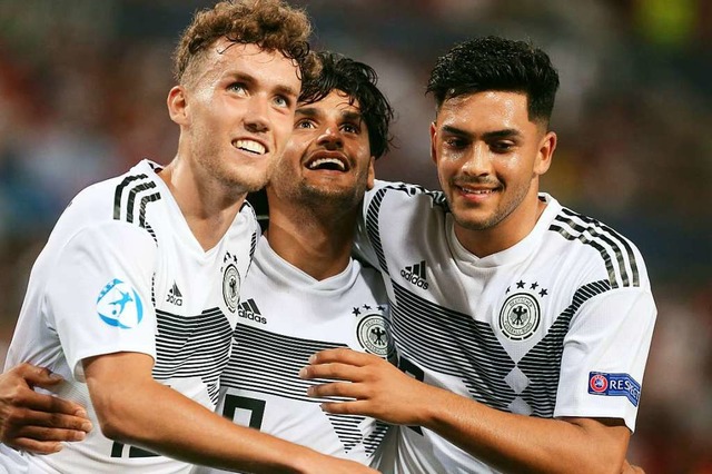 Luca Waldschmidt (links) jubelt mit Ma...Nadiem Amiri ber den Treffer zum 4:0.  | Foto: Cezaro De Luca (dpa)