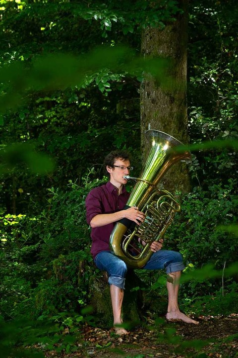 Stell dir vor, Du spazierst im Wald  &...und plötzlich spielt dort jemand Tuba.  | Foto: Hanno Müller