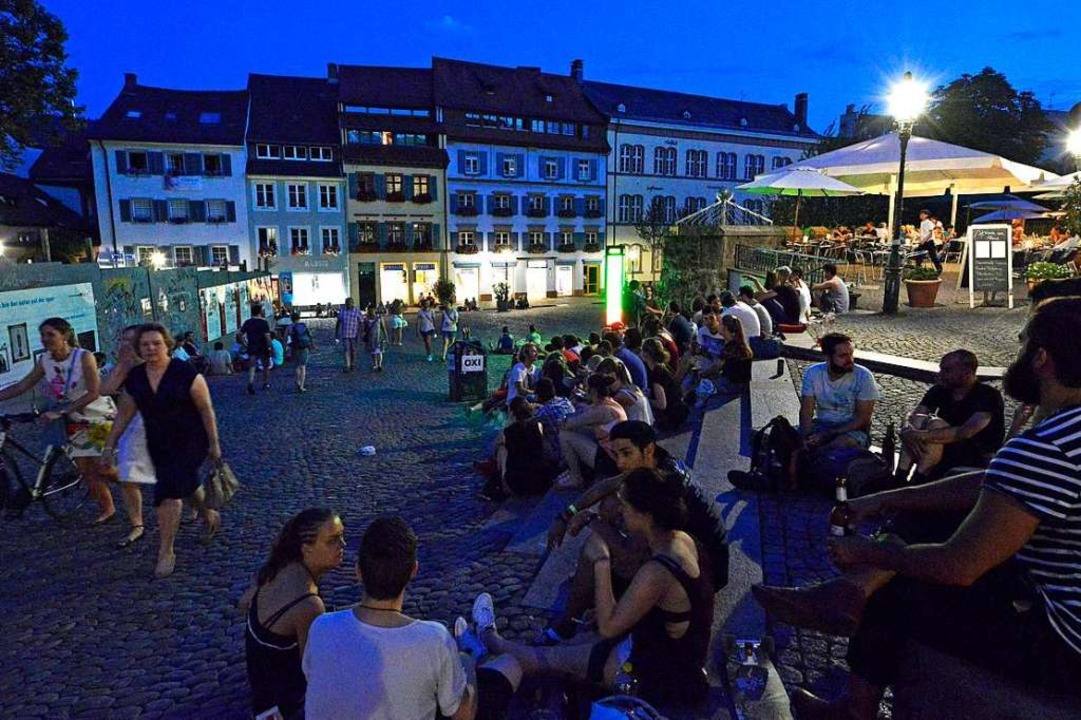 Ein Nacht-Ort in Freiburg der vor alle...ommer beliebt ist: der Augustinerplatz  | Foto: Michael Bamberger
