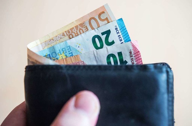 Das gesamte Papiergeld hat ein unbekan...nem Mann aus dem Portemonnaie gezogen.  | Foto: Lino Mirgeler (dpa)