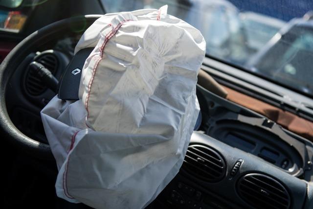 DNA-Analyse des Airbags soll Aufschluss über Unfallverursacher geben