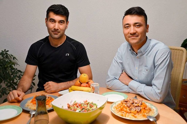 Dilshod Negmatov (links) und Jazur Nor... Osch und Gurken-Tomaten-Salat gemacht  | Foto: Horatio Gollin