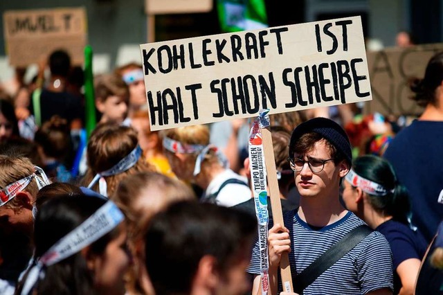 Junge Teilnehmer der Klimademonstratio...it ber zehntausend&#8220; Teilnehmer.  | Foto: Henning Kaiser (dpa)