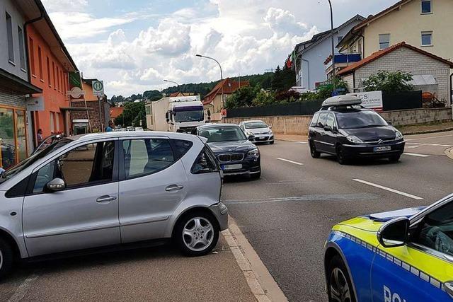 Stau in Bad Sckingen nach Auffahrunfall mit Lastwagen