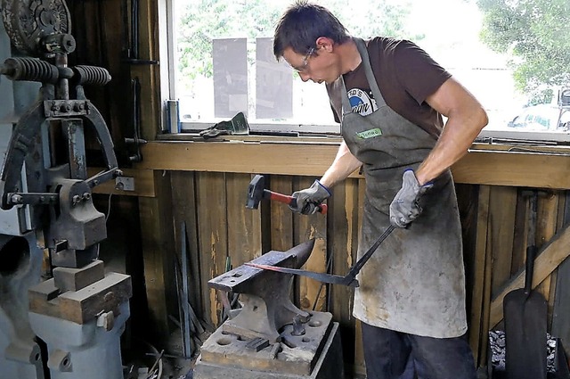 Jonas Bittel bearbeitet ein Stck glhendes Metall mit dem Hammer.   | Foto: Privat