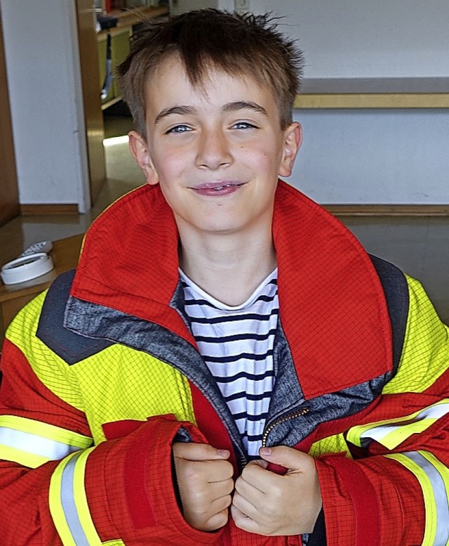 Maximilian probiert eine Feuerwehrjacke an.   | Foto: privat