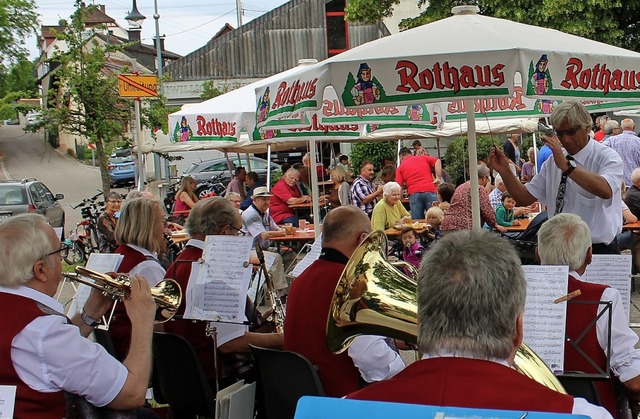 Mit flotten Klngen unterhielt die &#8...lnkin die Besucher des Brunnenfestes.  | Foto: Reinhard Cremer