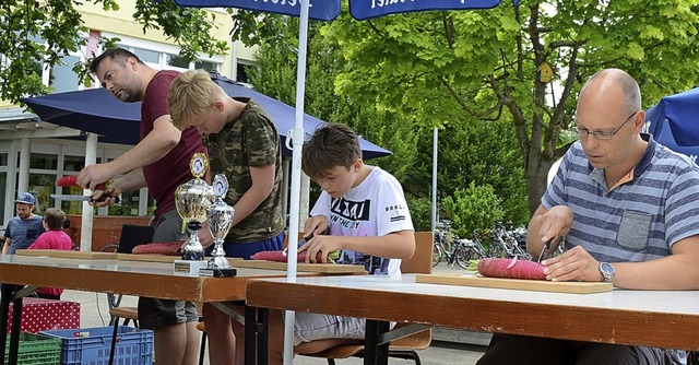 Die Mannschaft des TTC Weisweil beim Rettichschneiden.  | Foto: Roland Vitt