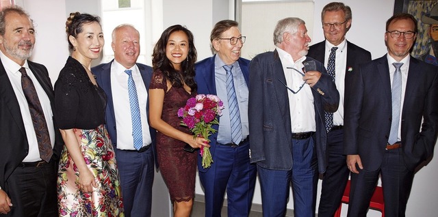 Lea Qin und Ehemann Jrgen Messmer (Mitte) mit Gratulanten  | Foto: Michael Haberer