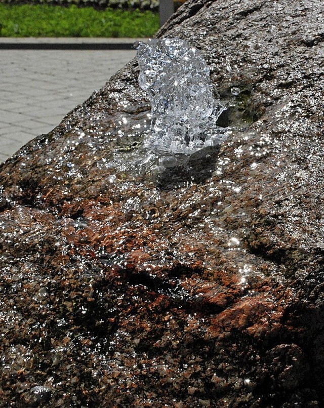 Er sprudelt wieder, der Stein vor dem Amtsgericht  | Foto: Sylvia-Karina Jahn