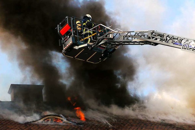 Beim Dachstuhlbrand in der Gartenstadt   | Foto: Oliver Huber