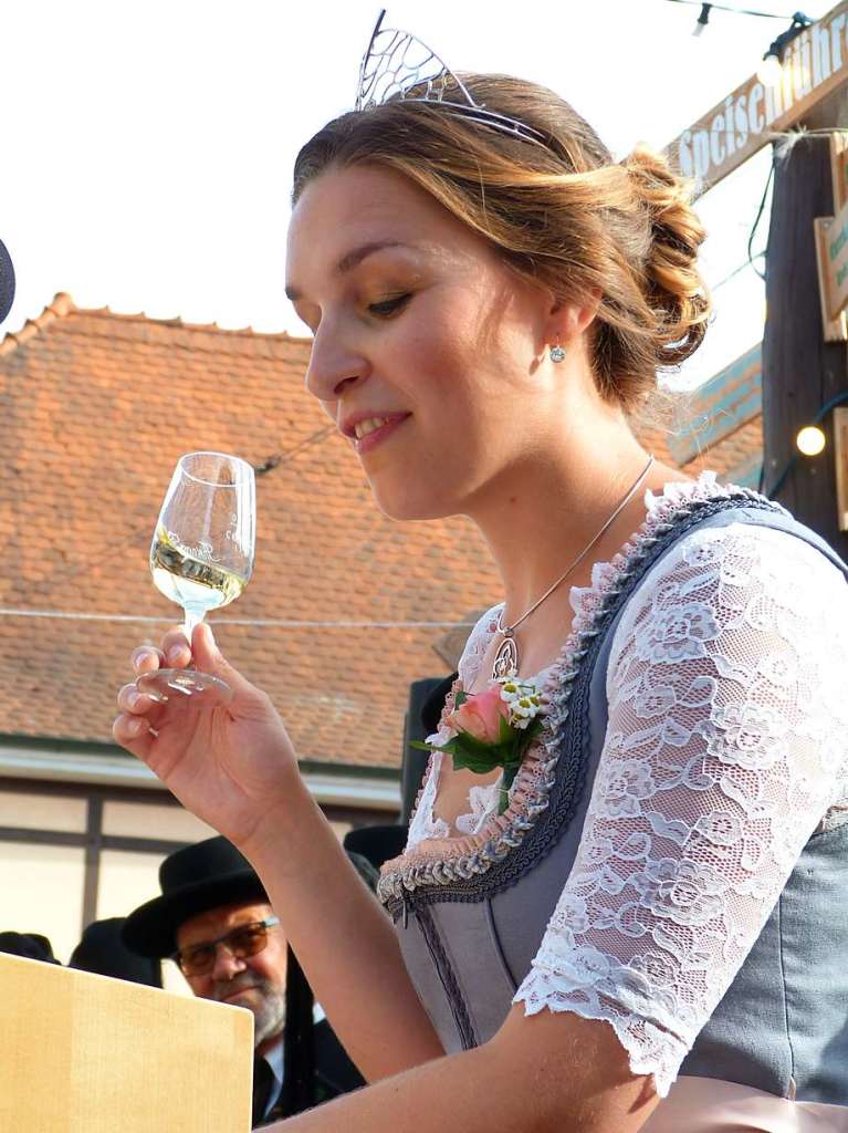 Katrin Schmidt, Weinprinzessin fr Kaiserstuhl und Tuniberg, erffnete mit einem Trinkspruch das Fest.