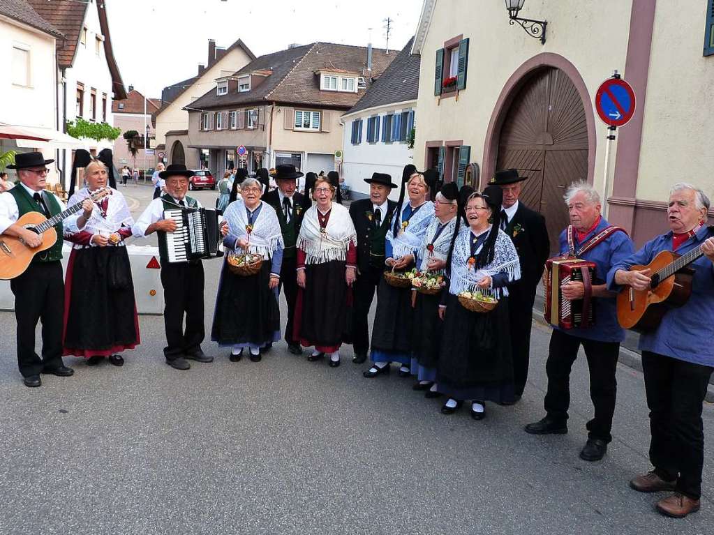 Die Ihringer  Trachtengruppe und die Singenden Winzer Arno Mller und Walter Hintereck stimmen sich auf das Fest ein.