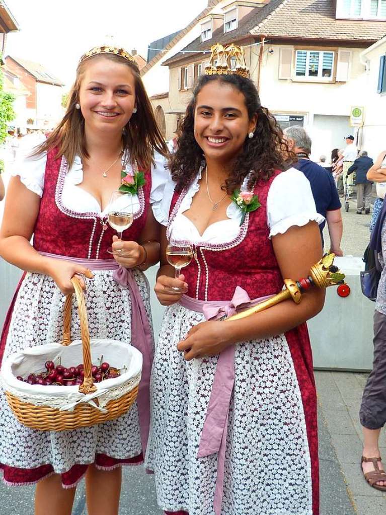 Die Kaisersthler Kirschenhoheiten Valerie Kaltenbach (links) und Johanna Wachsmuth