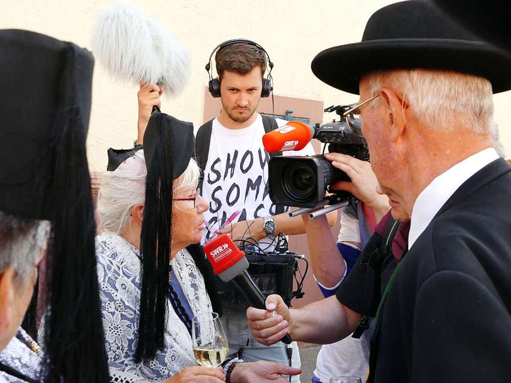 SWR-Fernsehteam interviewt die Ihringer  Trachtengruppe.