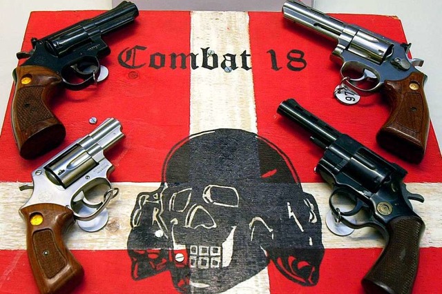 Waffen und Schilder der Neonazi-Organisation &#8222;Combat 18&#8220;  | Foto: Horst_Pfeiffer
