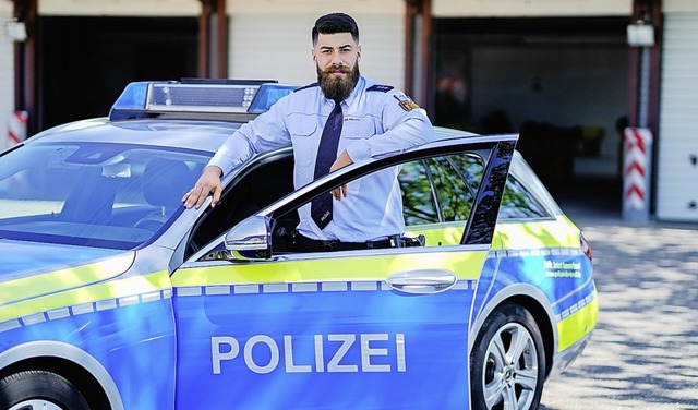 Cagri Agbaba arbeitet bei der Autobahnpolizei in Mannheim.  | Foto: Uwe Anspach (dpa)