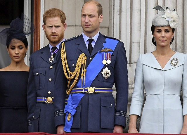 Die Prinzen William und Harry mit ihren Ehefrauen Kate und Meghan (links)  | Foto: Victoria Jones (dpa)
