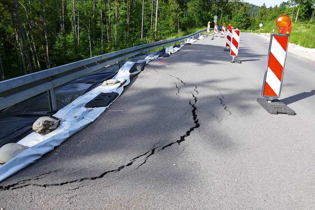 Um bis zu 20 Zentimeter ist der frisch...belag der L 170 in Bonndorf abgesackt.  | Foto: Stefan Limberger-Andris